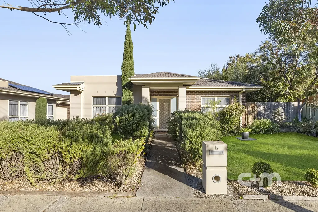 Hadfield 2Zimmer Street Facing & Surprisingly Spacious