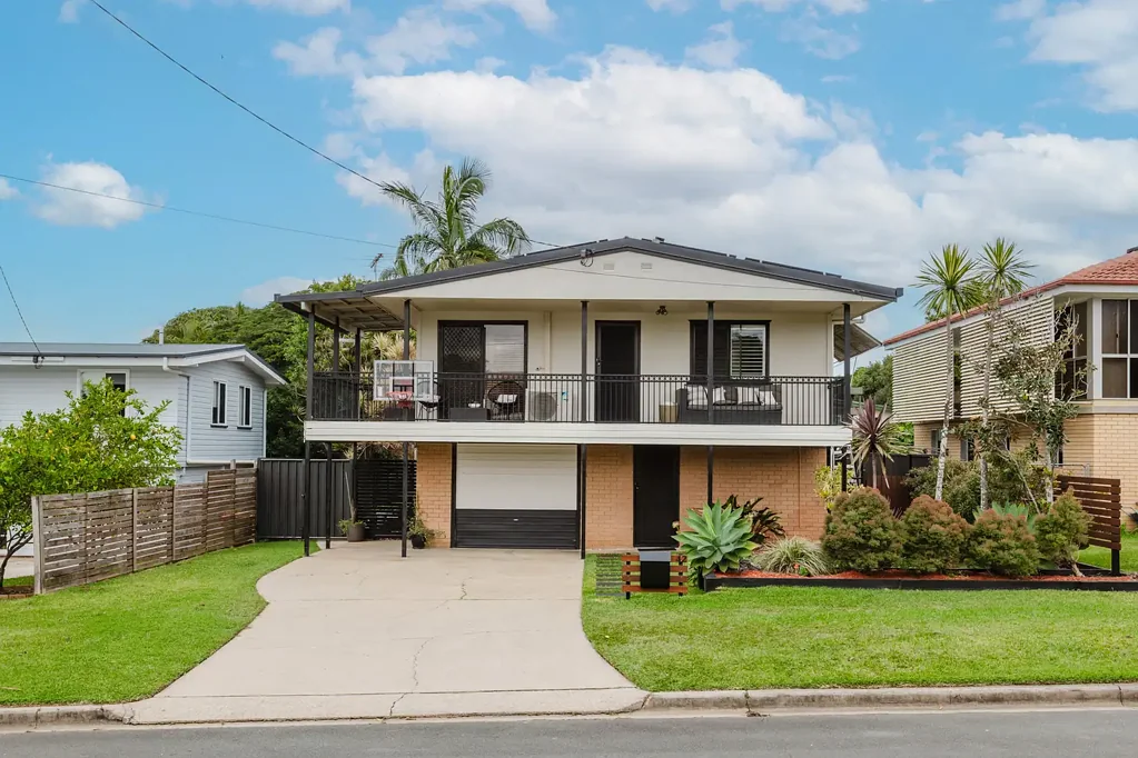 Strathpine 4房 宽敞607平地块 成熟花园 地下泳池 遮蔽露台 四卧主卧套 现代厨房 双车位车库 步行学校 公交便利 Expansive Family Entertainer with Pool!