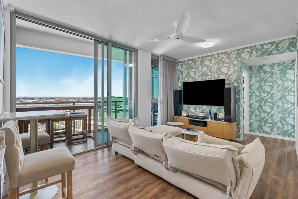 Hamilton 2房 顶层生活，坐拥一览无余的北向美景 Top-Floor Living with Uninterrupted Northern Views