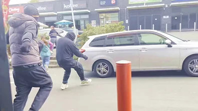光天化日！奥克兰商场发生抢劫案，蒙面劫匪持砍刀入内，购物者四散奔逃！