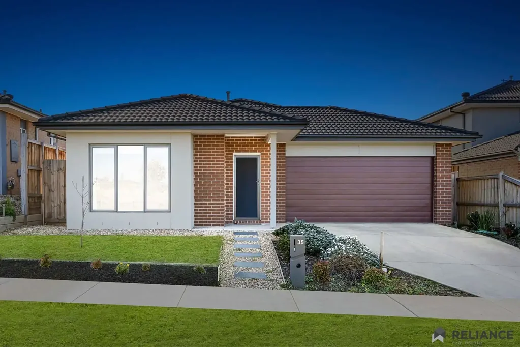 Weir Views 4ห้องนอน Family Entertainer with Study & Spacious Backyard