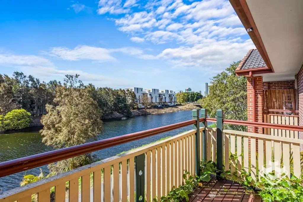 Waterfront, Fully Furnished Townhouse in Prime Bundall Location