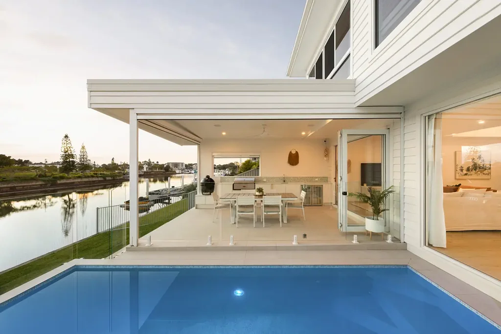 Pelican Waters 4 Slaapkamer ​Elegant Entertainer: Waterfront with Pontoon & Ocean Access