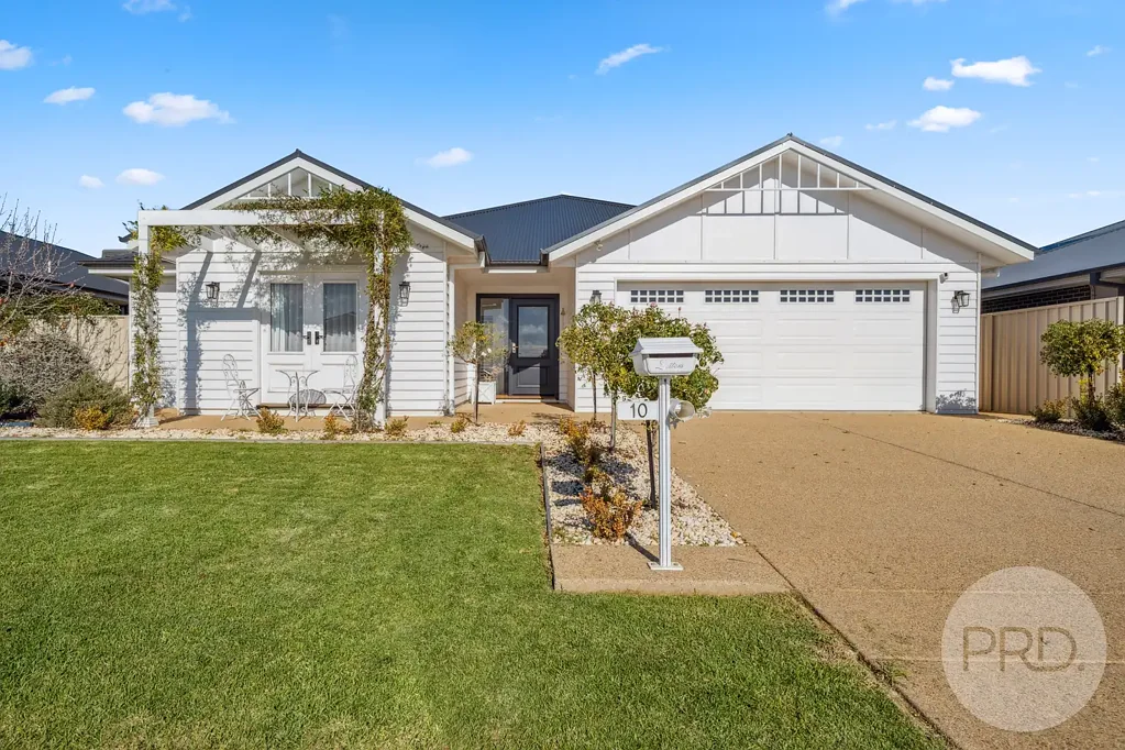 Gobbagombalin 4 Bedroom Hamptons Elegance Meets Modern Comfort