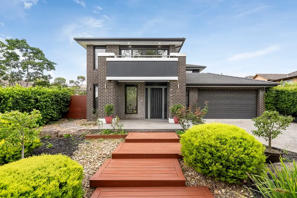 Balwyn North 5房 Balwyn High学区 180度壮丽树景 美食家厨房 私人泳池绿洲 现代奢华设计 Elegant Family Entertainer in the Prestigious Balwyn High School Zone