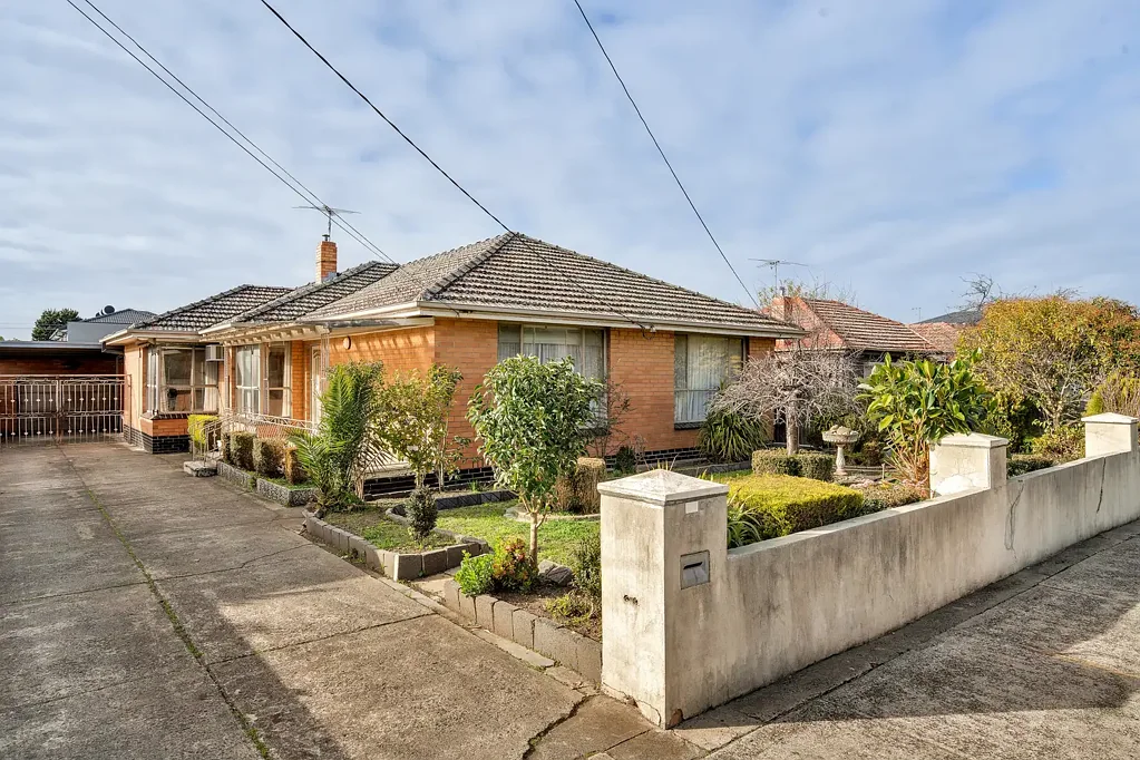 Glenroy 3房 752m²阔地 宽街立面 高地势设计 全年露台 果树花园 学区环绕 步行便利 Big Block In Top Spot