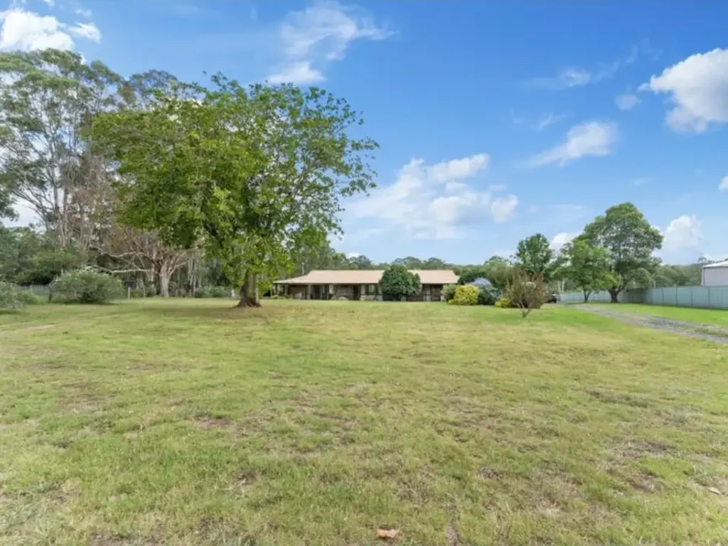 Oakville 4 Bedroom Secure Prime flood-free acreage next to Box Hill
