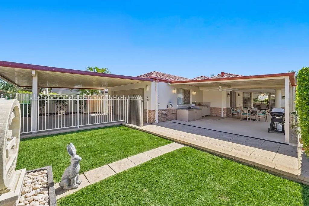 Mudgeeraba 4Kwarto Immaculately Presented Private Oasis With Dual Street Access