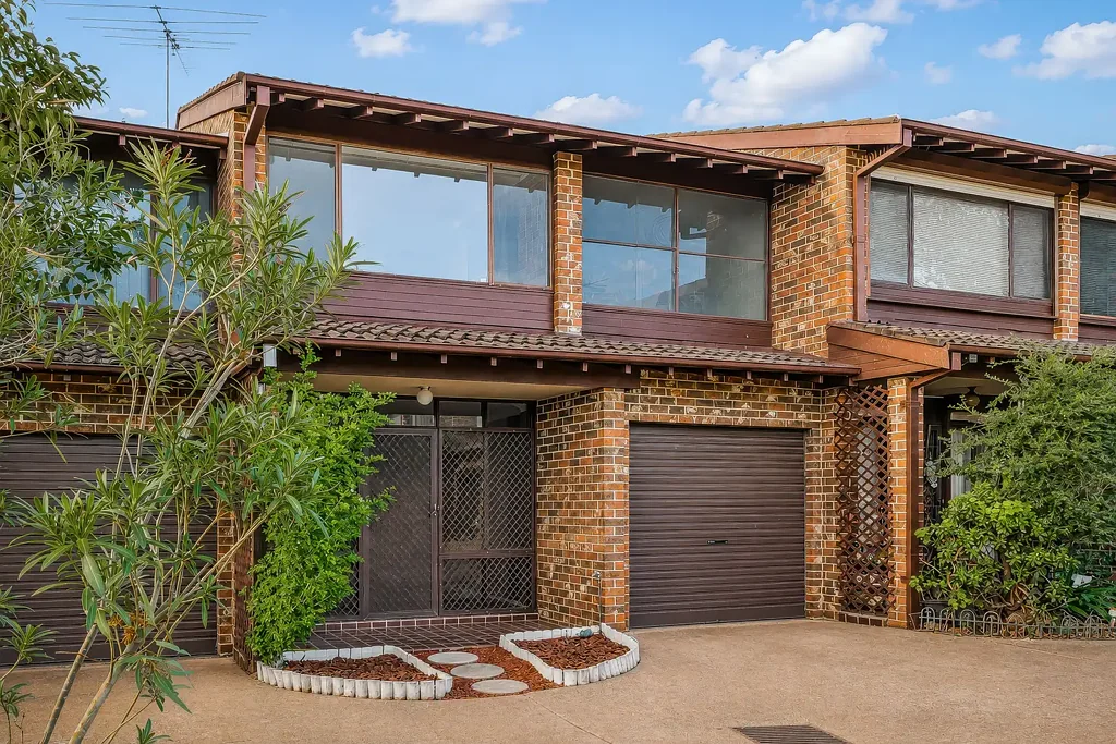 Ingleburn 2房 步行至车站和商店 | 全新装修联排别墅带书房 Walk to Station & Shops | Freshly Renovated Townhouse with Study