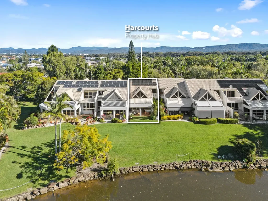 Clear Island Waters 3部屋 PRESTIGIOUS WATERFRONT GOLF COURSE VILLA – LUXURY DOWNSIZER’S DREAM