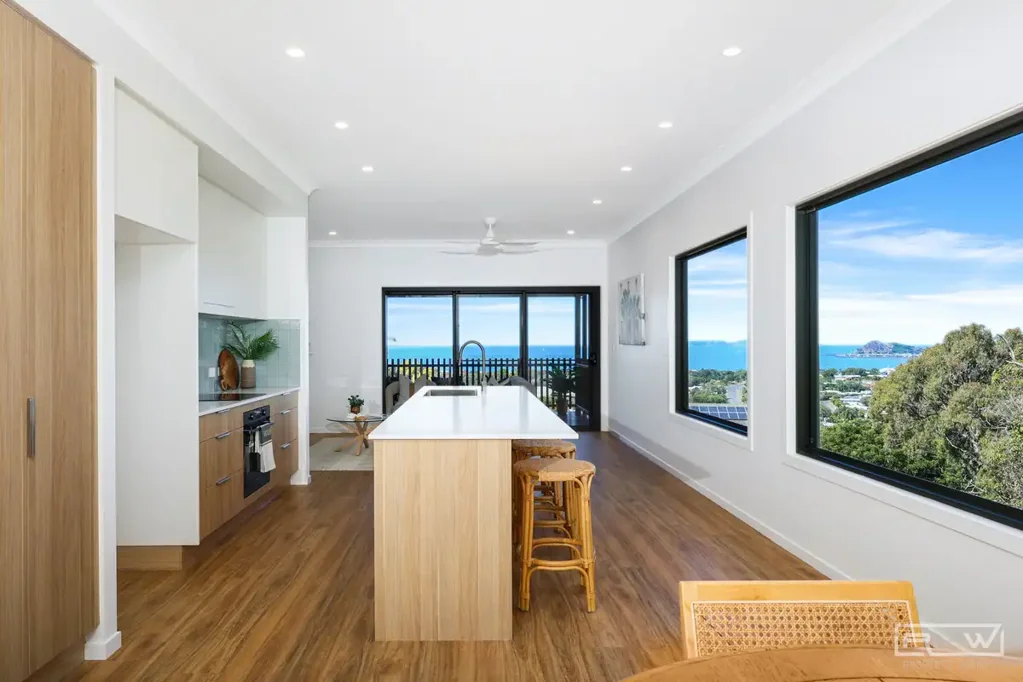 Taranganba 3房  Elevated Coastal Living with Stunning Harbour Views