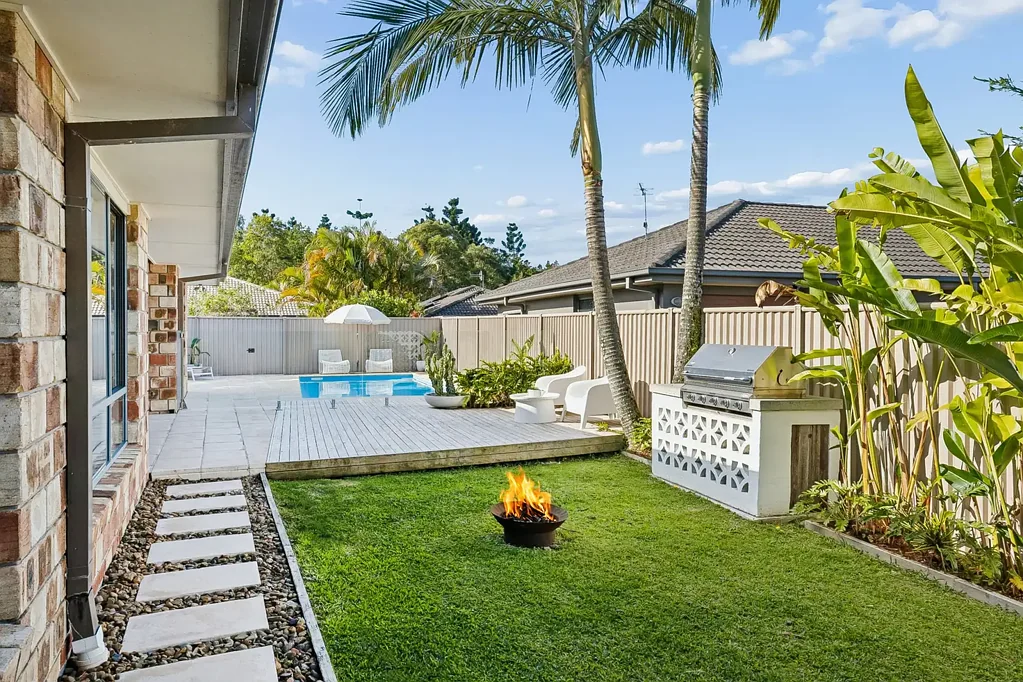 Pottsville 5Kwarto GENEROUS FAMILY LIVING WITH DUAL LIVING AND A POOLSIDE SETTING