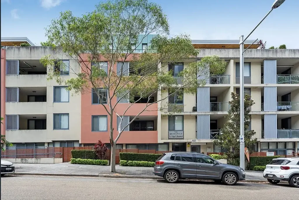 Fully Furnished Sunny and Spacious Modern Apartment Water View at Super Convenient Location