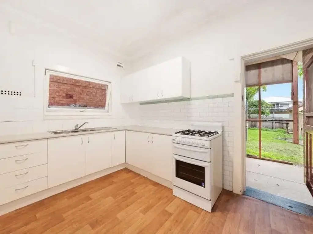 LARGE RESIDENCE BATHED IN PERIOD ART DECO FEATURES!