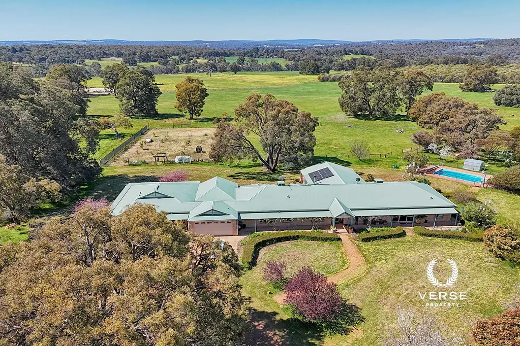 Wooroloo 7ห้องนอน A stunning 20ha agricultural estate with Sandalwood, livestock and valley views