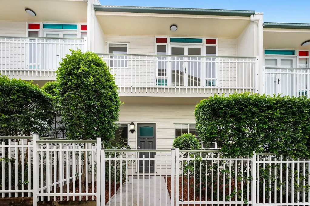 Greenslopes 3房 黄金学区房 三居室联排别墅 北向阳光充沛 现代厨房 管道空调 私人学习角 步行生活便利 Family flow, functional finesse – Garden-wrapped retreat in BSSSC catchment, steps to Mall & Hospital