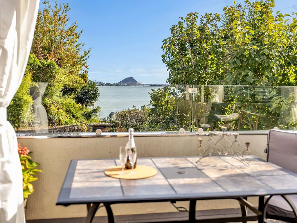 Maungatapu 3Kwarto Elevated charm with view to match.