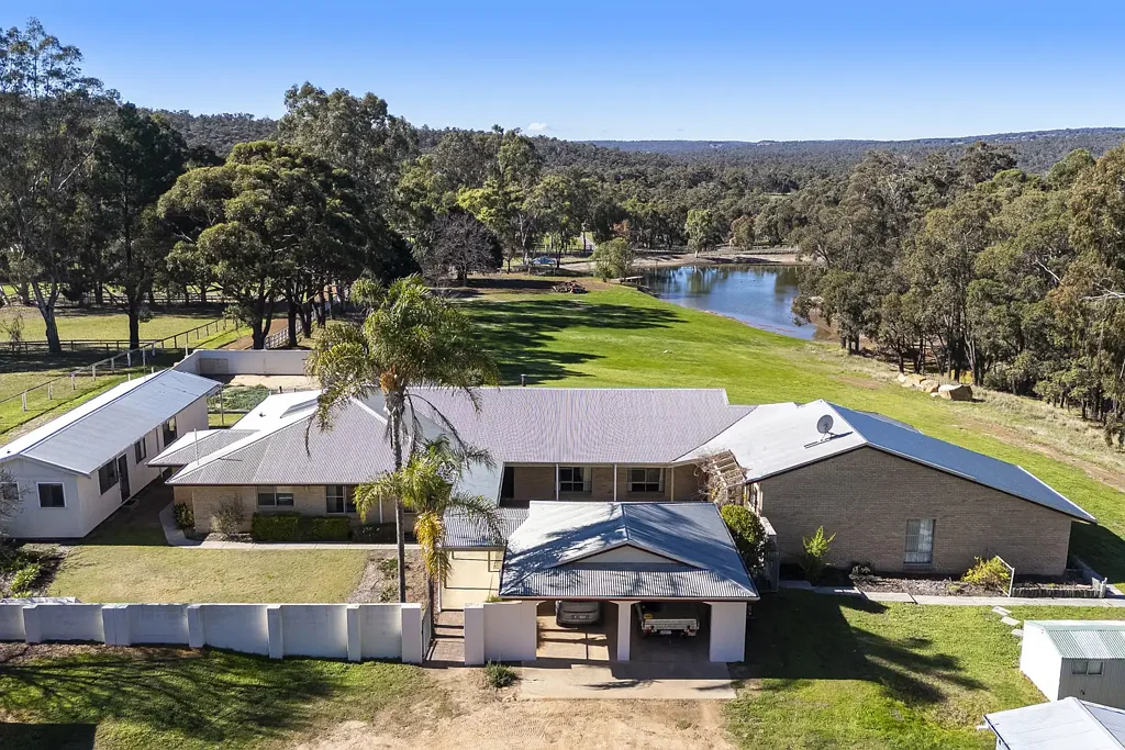 The Lakes 5બેડરૂમ TUDOR PARK - A RARE EQUESTRIAN AND LIFESTYLE OPPORTUNITY