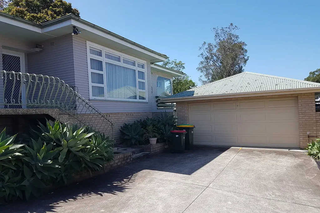 SHARED ACCOMMODATION CLOSE TO CBD/HOSPITAL -
ONE PROFESSIONAL TENANT ALREADY IN RESIDENCE