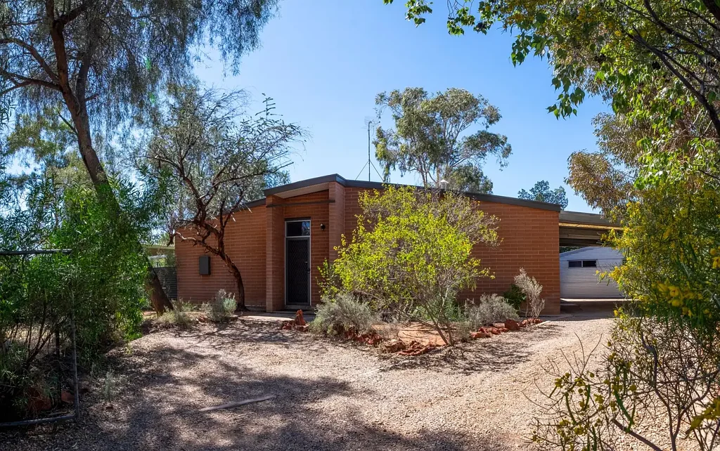 East Side 4房  Family home with Studio/Granny flat in Eastside!