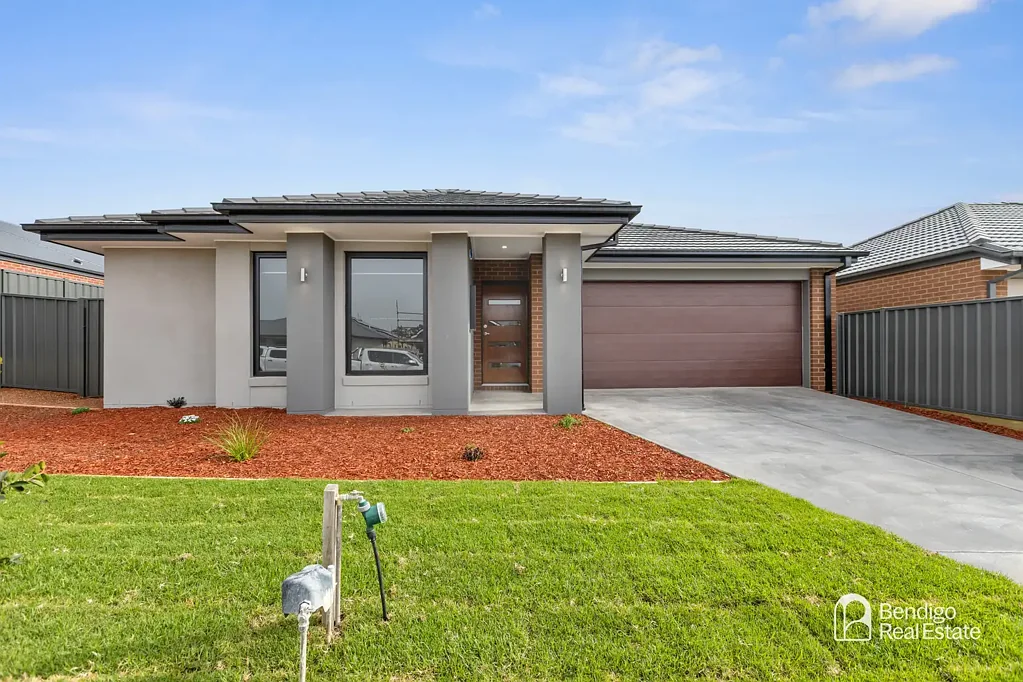 BRAND NEW FAMILY HOME WITH THREE LIVING AREAS IN STRATHFIELDSAYE