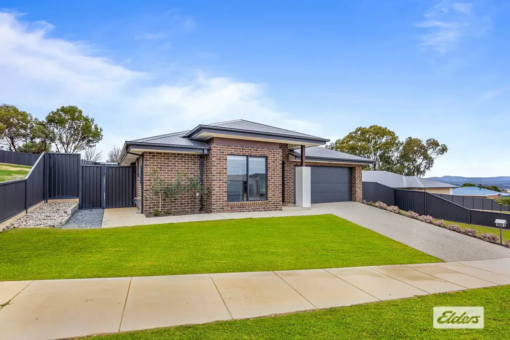 Ararat 4 Bedroom Near-New Executive Family Home – West End Location