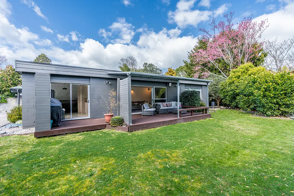 Glenview 2房  Hidden Glenview Gem with Bonus Outside Room