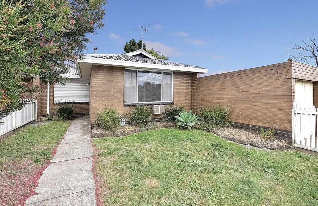 Stunning 2 Bedroom Unit with Spacious Backyard