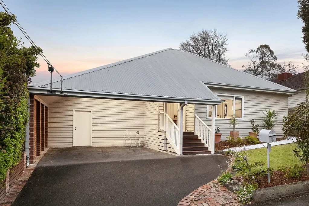 Forest Hill 4房 宁静庭院理想家 745sqm宽敞地块 紧邻Blackburn湖与名校 两个生活区 无缝室内外空间 双车库抛光木地板 An ideal location for young and old alike