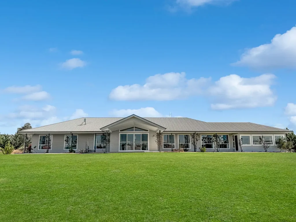 Young 5બેડરૂમ Hamptons Elegance with Breathtaking Views