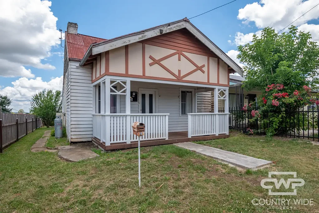 COMFORTABLE FAMILY HOME