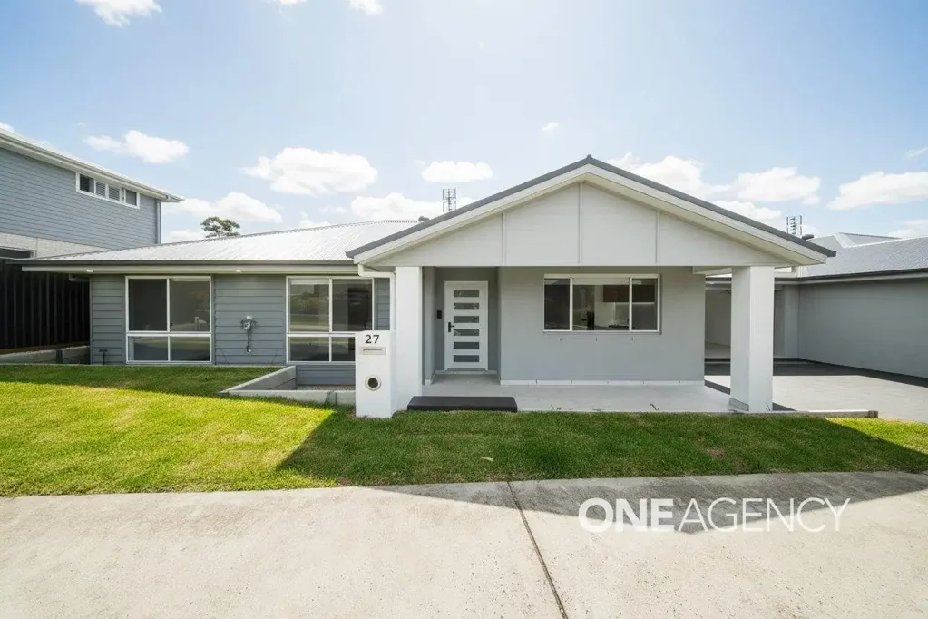 BRAND-NEW FAMILY COMFORT IN THE HEART OF VINCENTIA