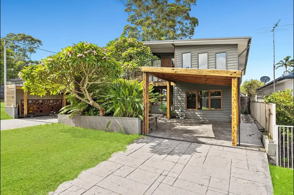 Five Bedroom Home In Highly Sought After Berkeley Vale