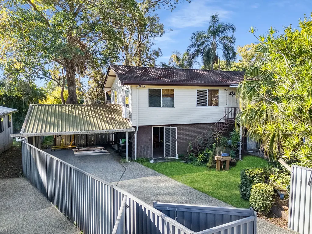 Eagleby 6房 宽敞1275㎡地块 38米临街面宽 双独立住宅 可分割潜力 收益稳定 灵活空间 From Dual Rentals to Development Dreams - This Block Has It All!