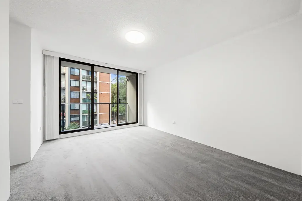 Bright & Sunny Refurbished 2 Bedroom Apartment