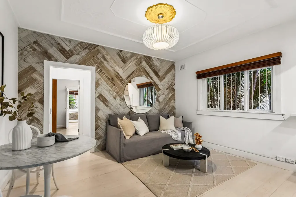 Bondi Beach 1 Bedroom Classic Art Deco Apartment Footsteps from Bondi Beach