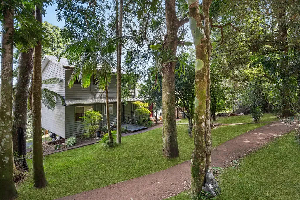 Tamborine Mountain 4침실 Charming Timber Cottage with Family-Friendly Layout and Value-Add Potential