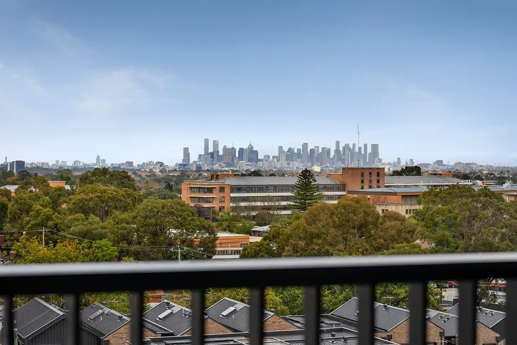 LUXURY LIVING WITH SPECTACULAR VIEWS