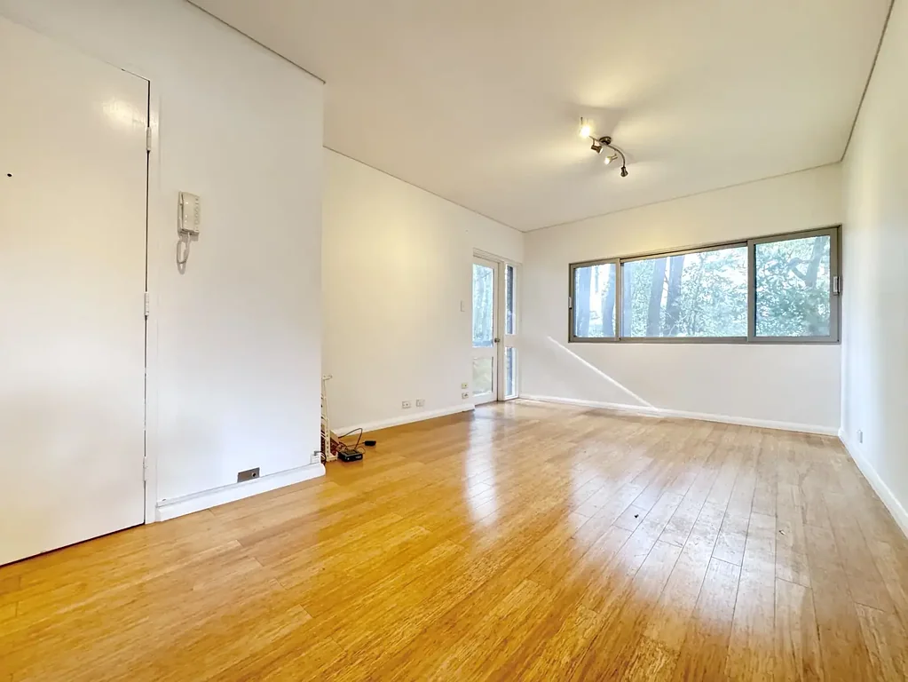 Two-Bedroom Apartment with Brand New Roller Blinds in Prime Roseville Location
