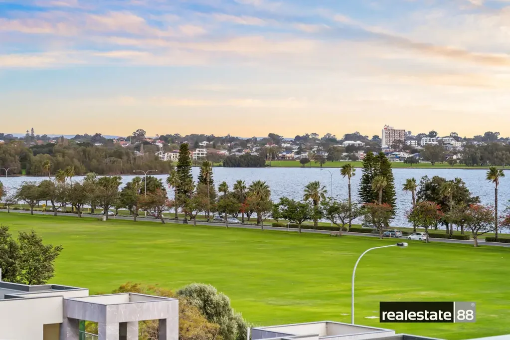 East Perth 3ਬੈੱਡਰੂਮ ONE OWNER SINCE BRAND NEW - IMMACULATE CONDITION THROUGHOUT!