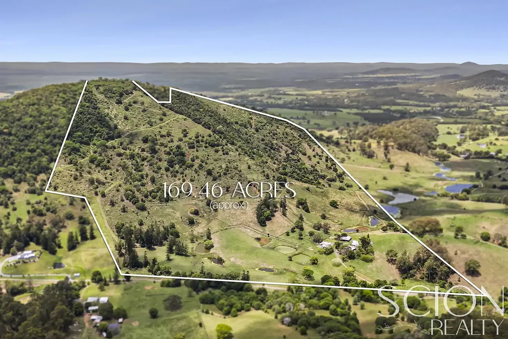 Goomboorian 5 Slaapkamer Evergreen offers the rare combination of beauty, practicality, and potential