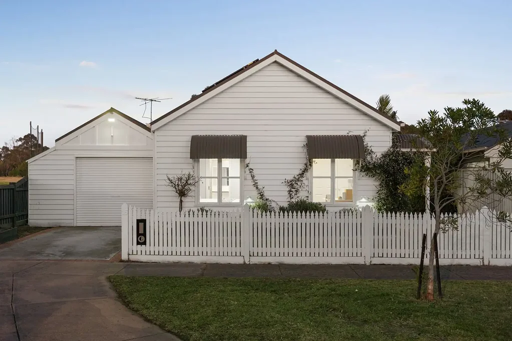 Pakenham 3 Bedroom The Brief: Lakeside Living at Its Best