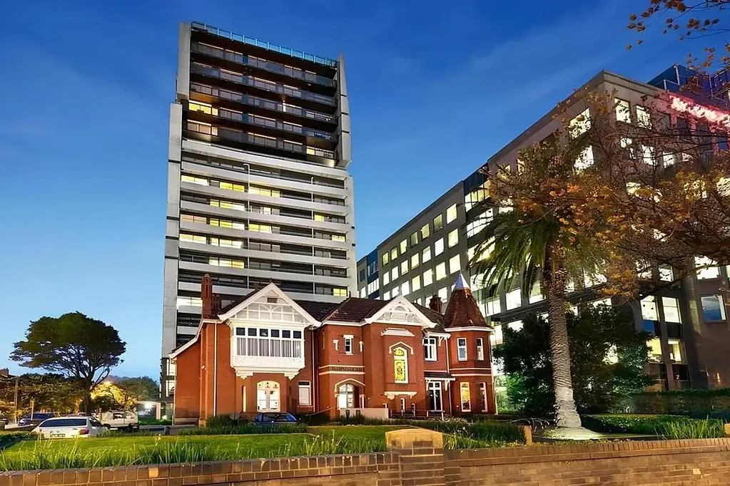 FURNISHED STUDIO ON ST KILDA BLVD