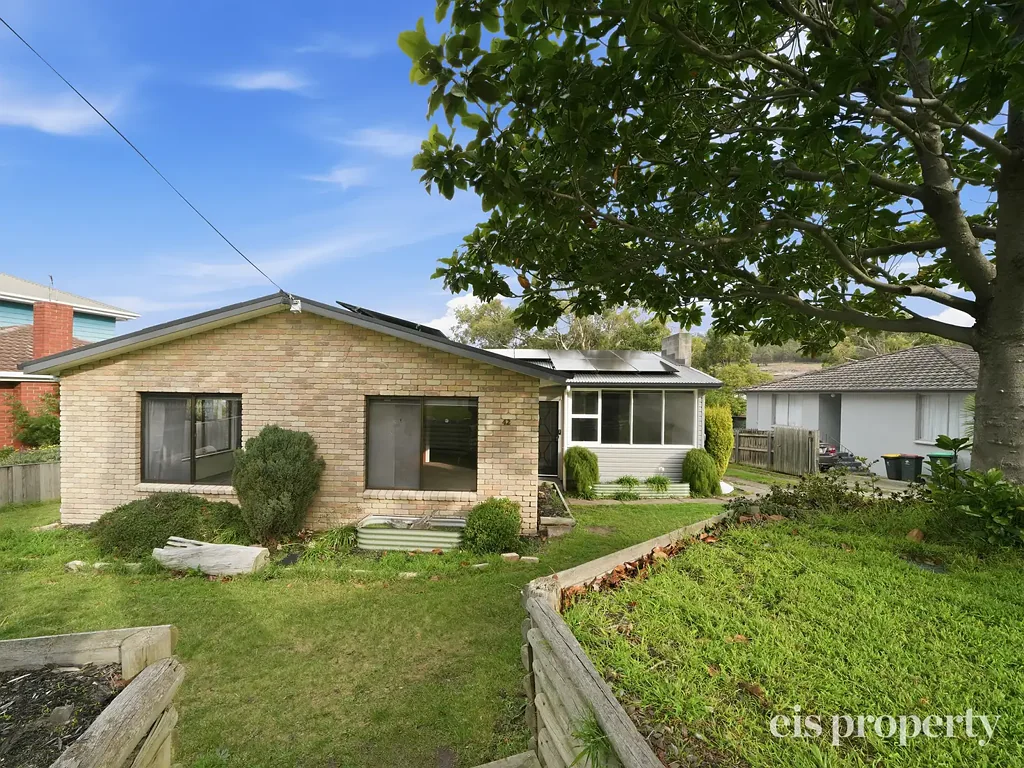 Spacious Three Bedroom Home Close To Shops, Schools And Amenities