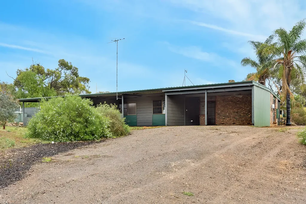 Murray Bridge 3બેડરૂમ Renovator's Dream on Over an Acre - Endless Potential Awaits