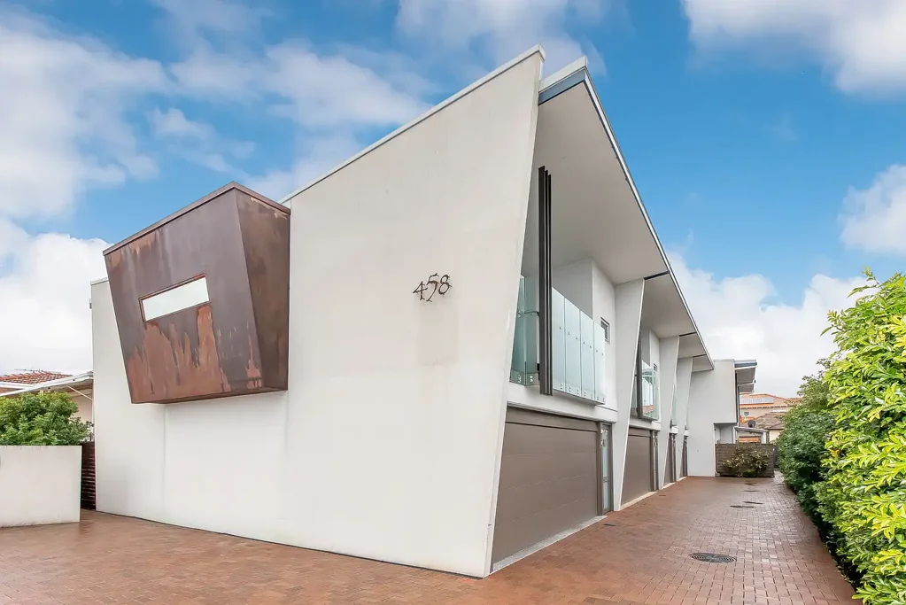STUNNING MODERN TOWNHOUSE!