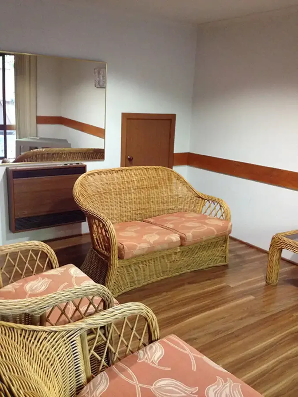Furnished Modern Townhouse Close to Everything.