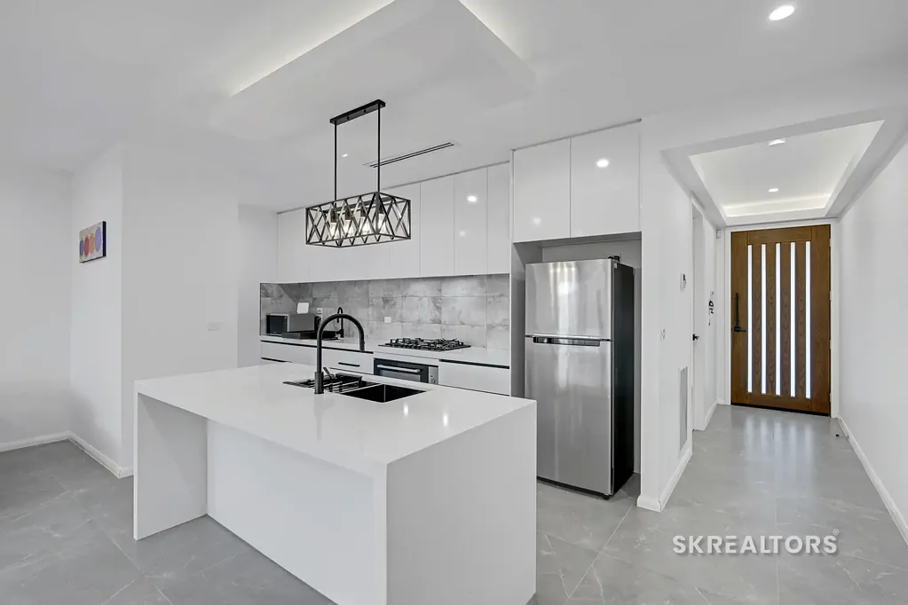 Craigieburn 3房 高端装修 智能设计 优越位置 厨房专业 三卧宽敞 主卧套房 厨房石材 空调分区 智能安防 车库升级 Where Design Meets Purpose - And Value Follows