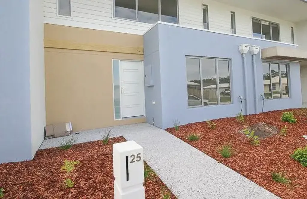Comfortable Coastal Living in Meridan Plains!