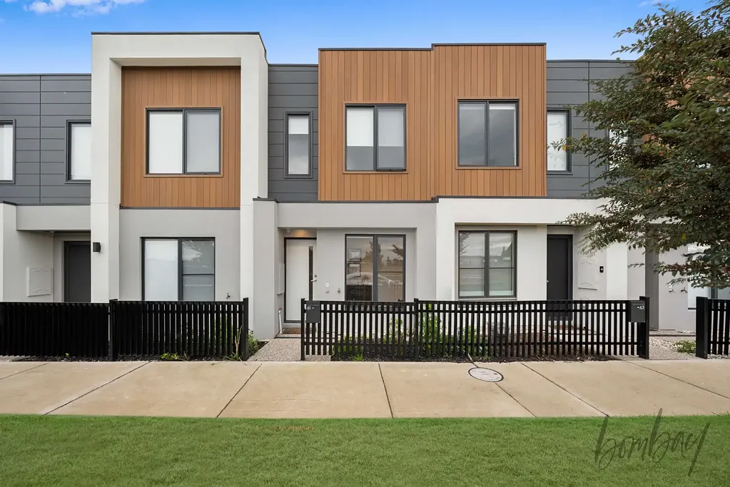 Modern 2-Bedroom Townhouse with Garage & Study